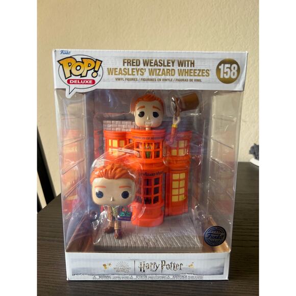 VAULTED DELUXE SE Fred Weasley w/ Weasleys’ Wizard Wheezes Funko Pop #158 Potter - Picture 1 of 6